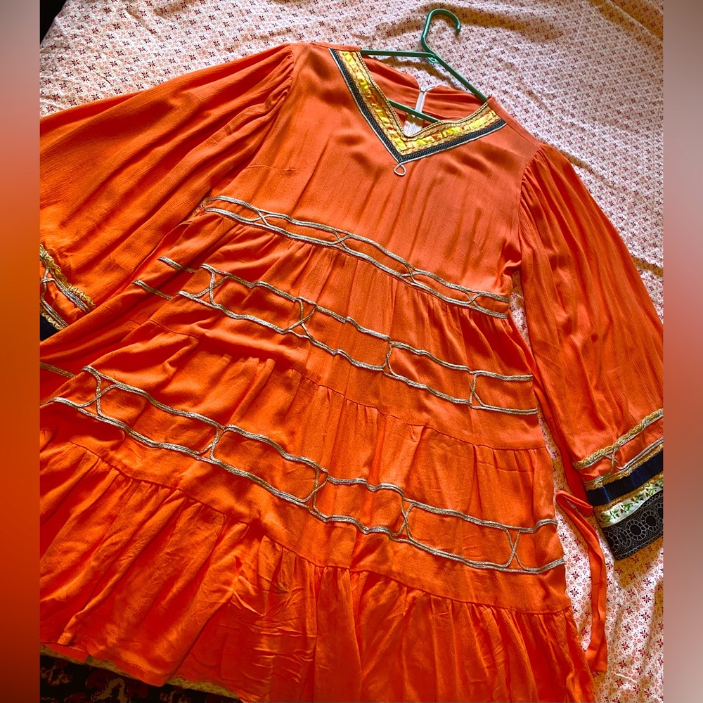 Beautiful dress. Size medium. Pink/orange color.